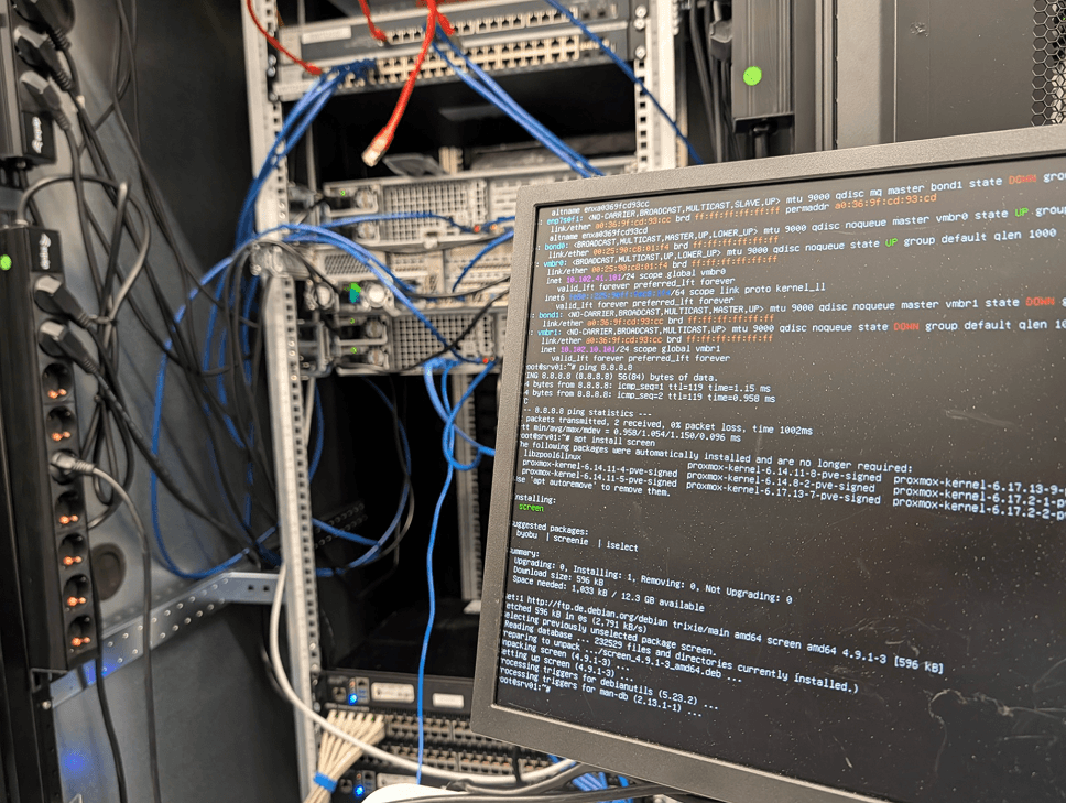 Hostzero-Engineers beim Aufbau eines dedizierten Kubernetes-Clusters im Frankfurter Rechenzentrum.