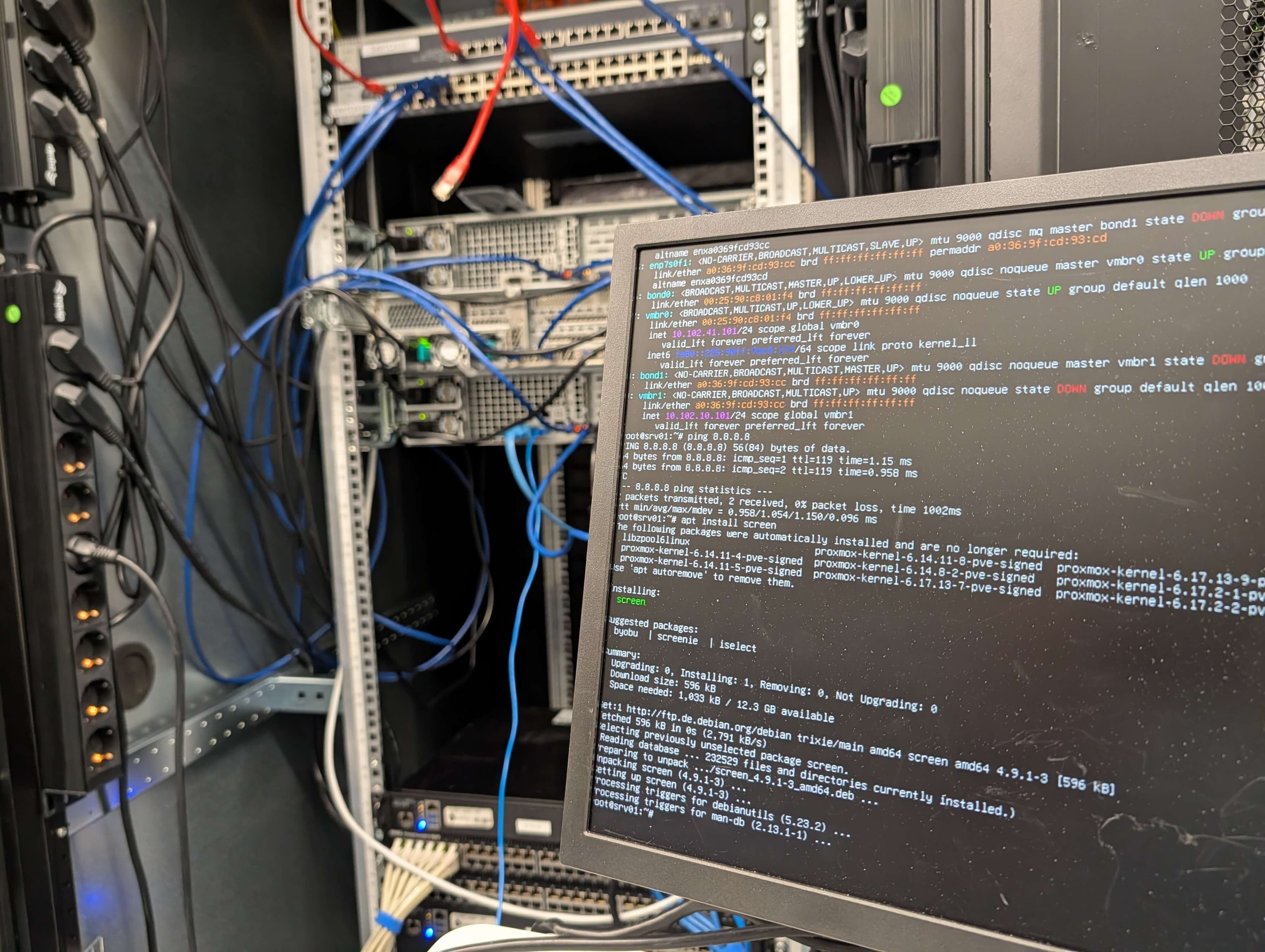 Hostzero-Engineers beim Aufbau eines Proxmox-VE-Clusters im Frankfurter Rechenzentrum